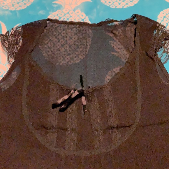 Sleeveless Sheer Blouse - Picture 2 of 3